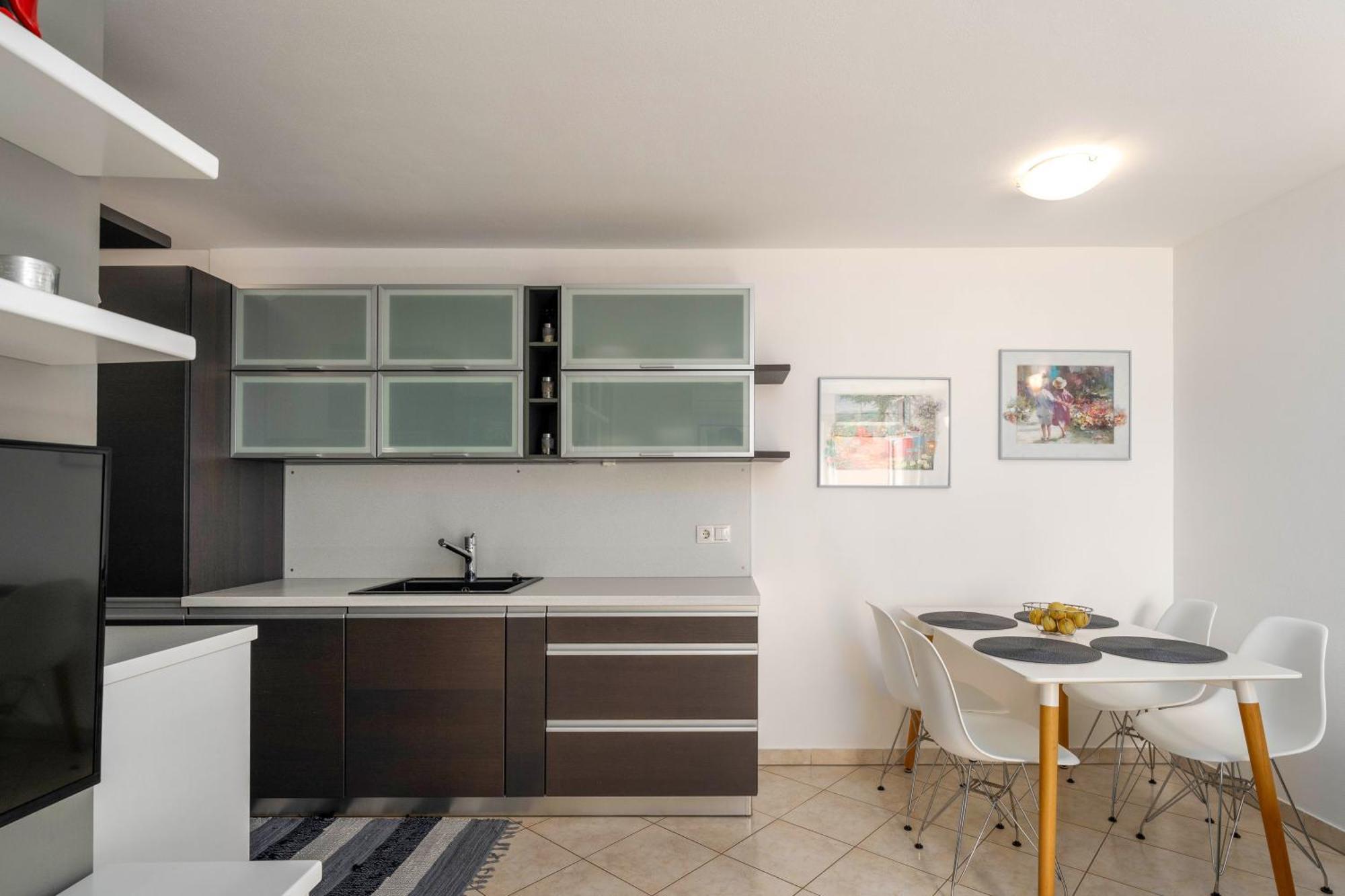 Degrassi Square Apartments (Adults Only) Vrsar Buitenkant foto