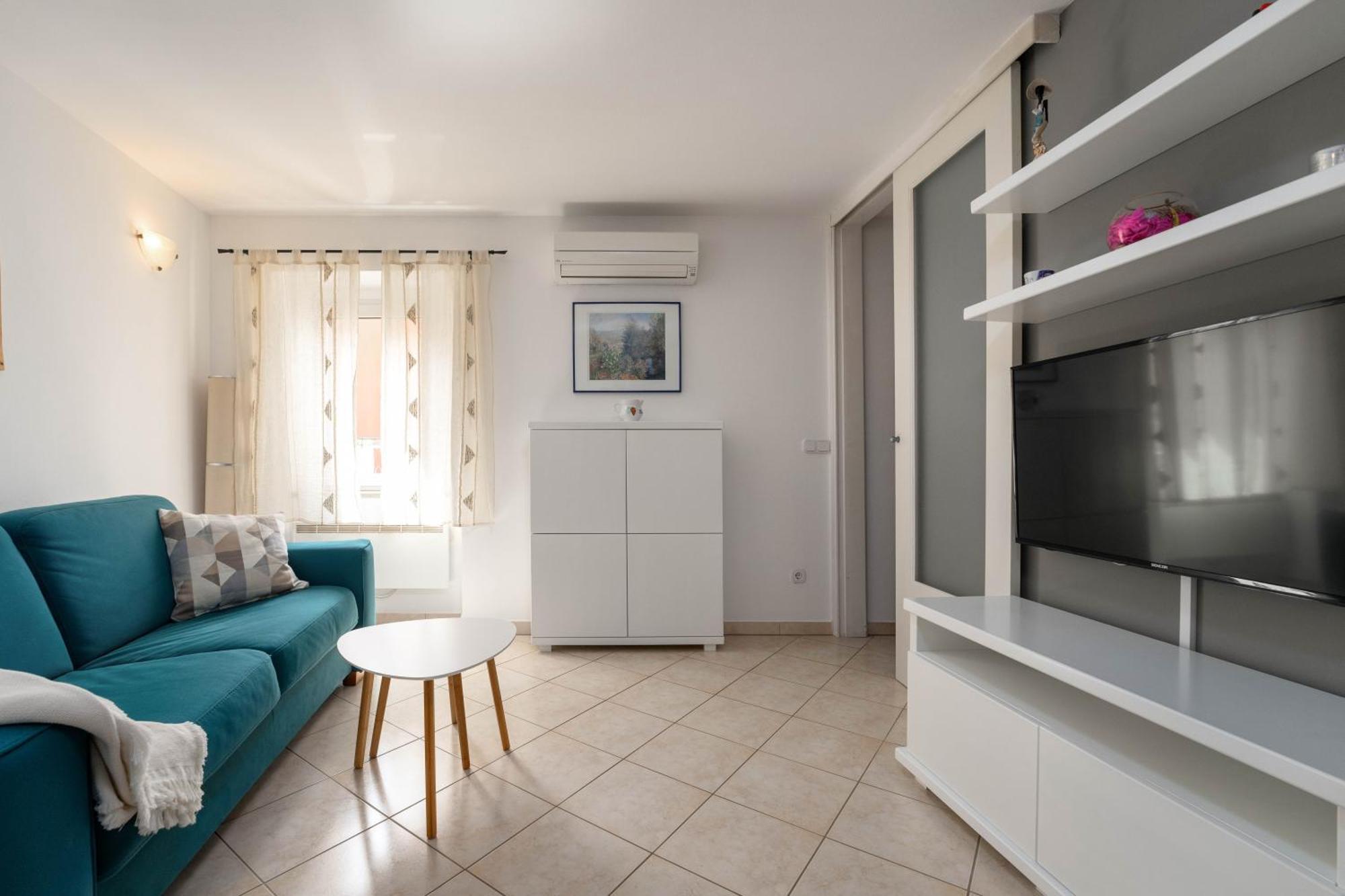 Degrassi Square Apartments (Adults Only) Vrsar Buitenkant foto