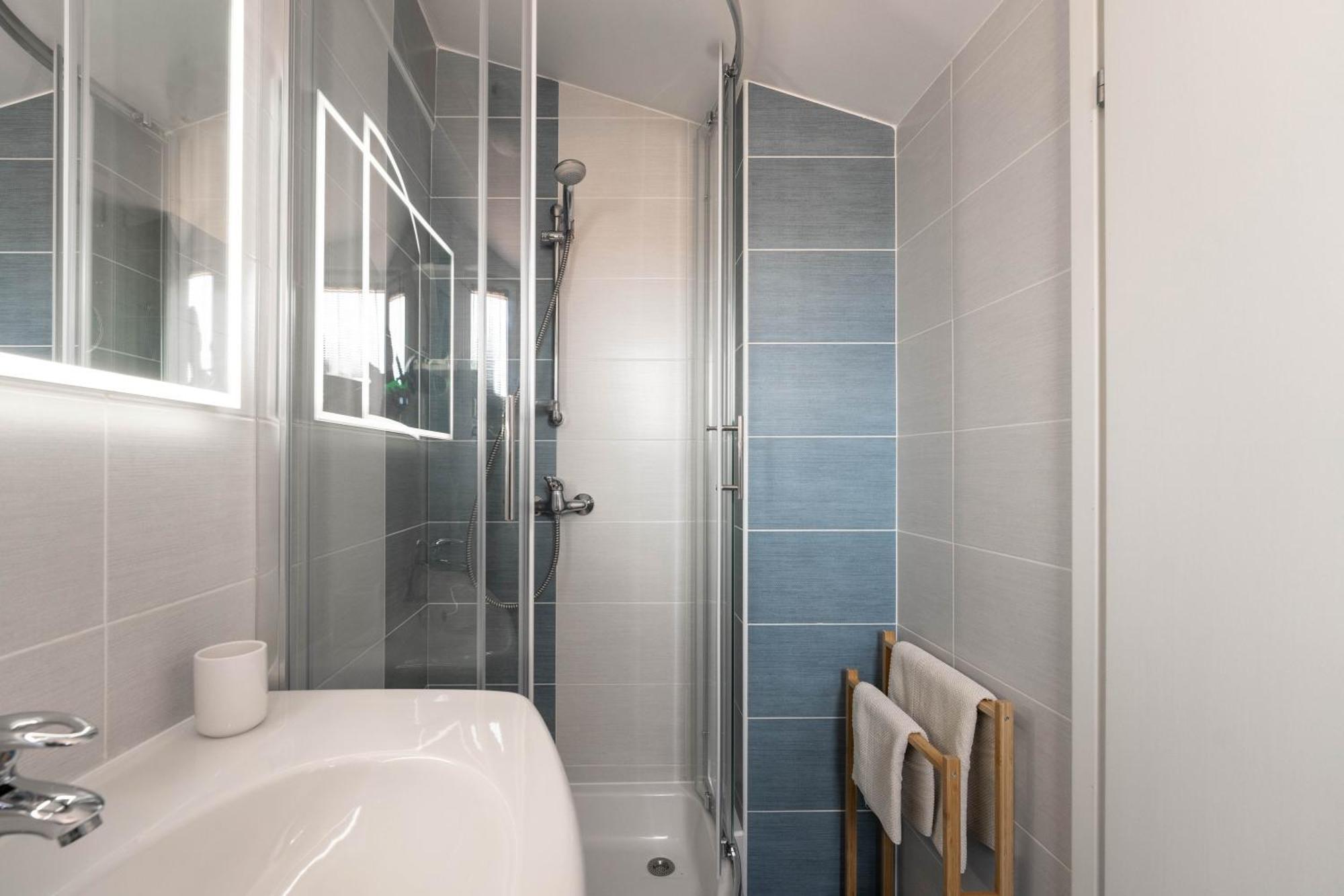 Degrassi Square Apartments (Adults Only) Vrsar Buitenkant foto
