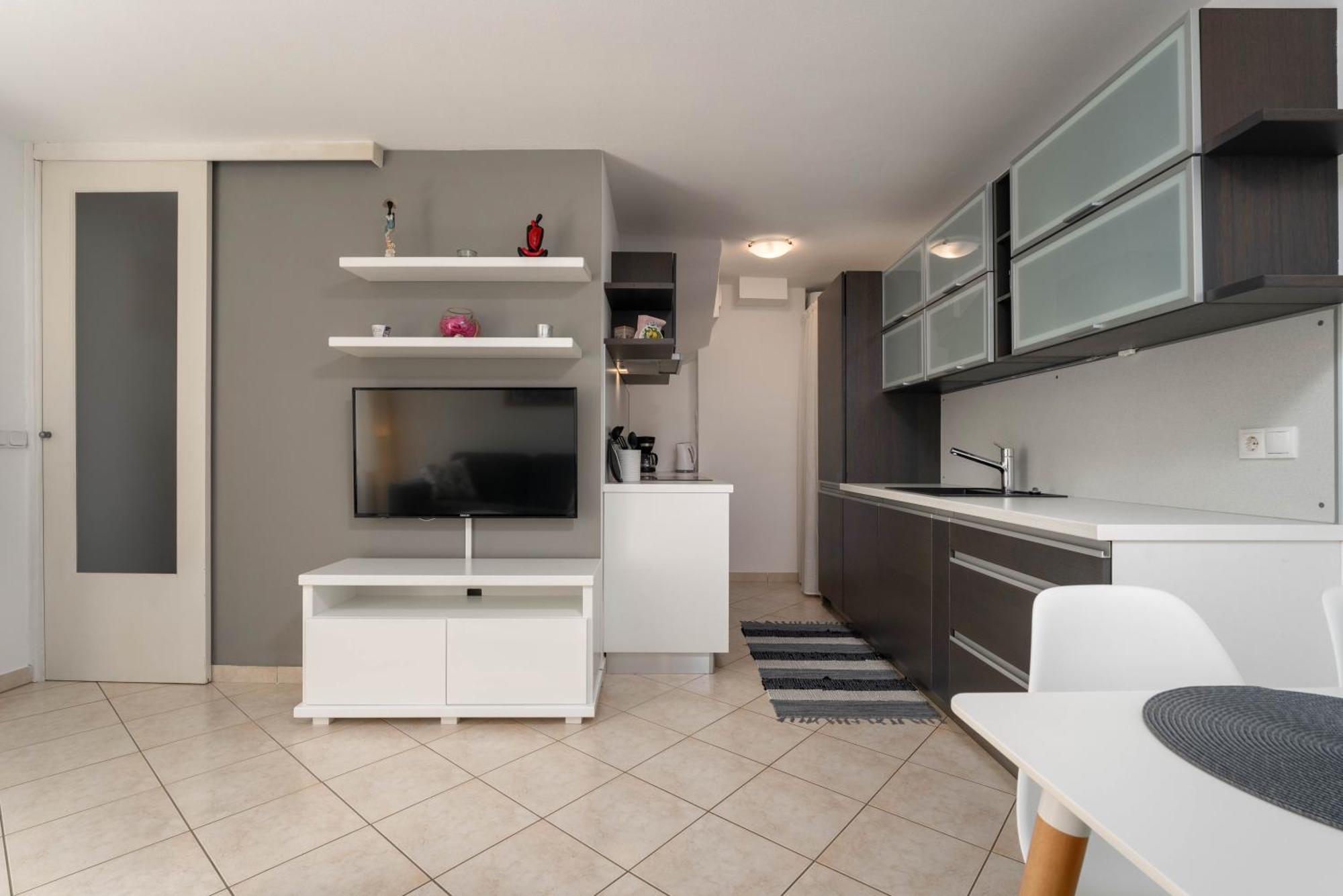 Degrassi Square Apartments (Adults Only) Vrsar Buitenkant foto