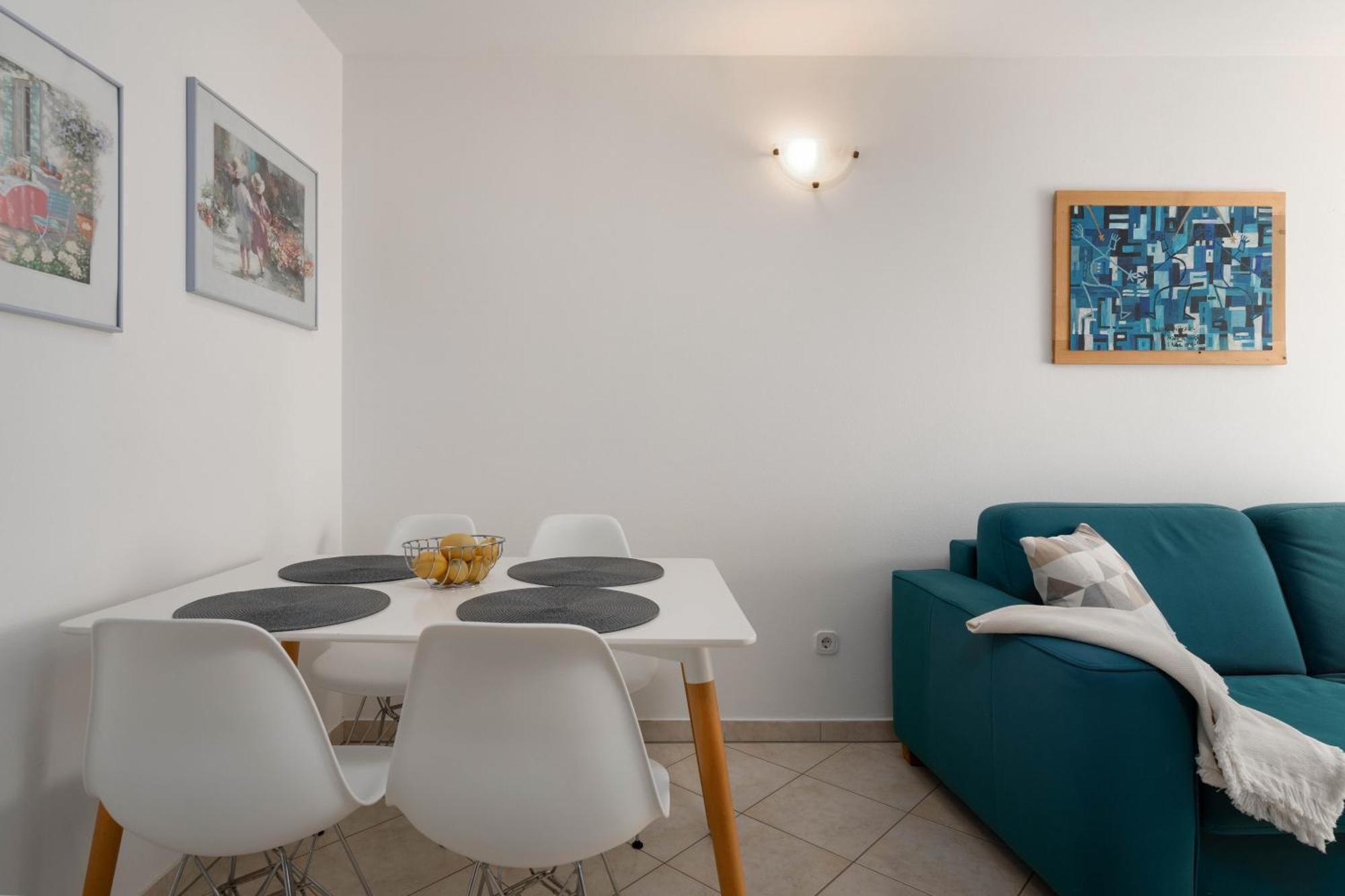 Degrassi Square Apartments (Adults Only) Vrsar Buitenkant foto