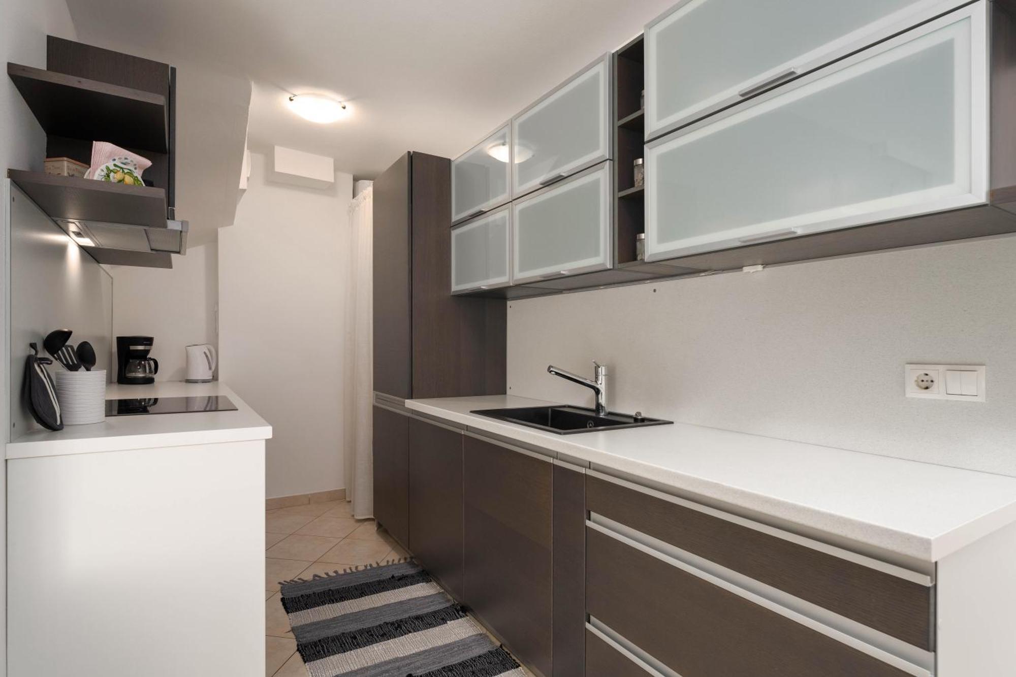 Degrassi Square Apartments (Adults Only) Vrsar Buitenkant foto