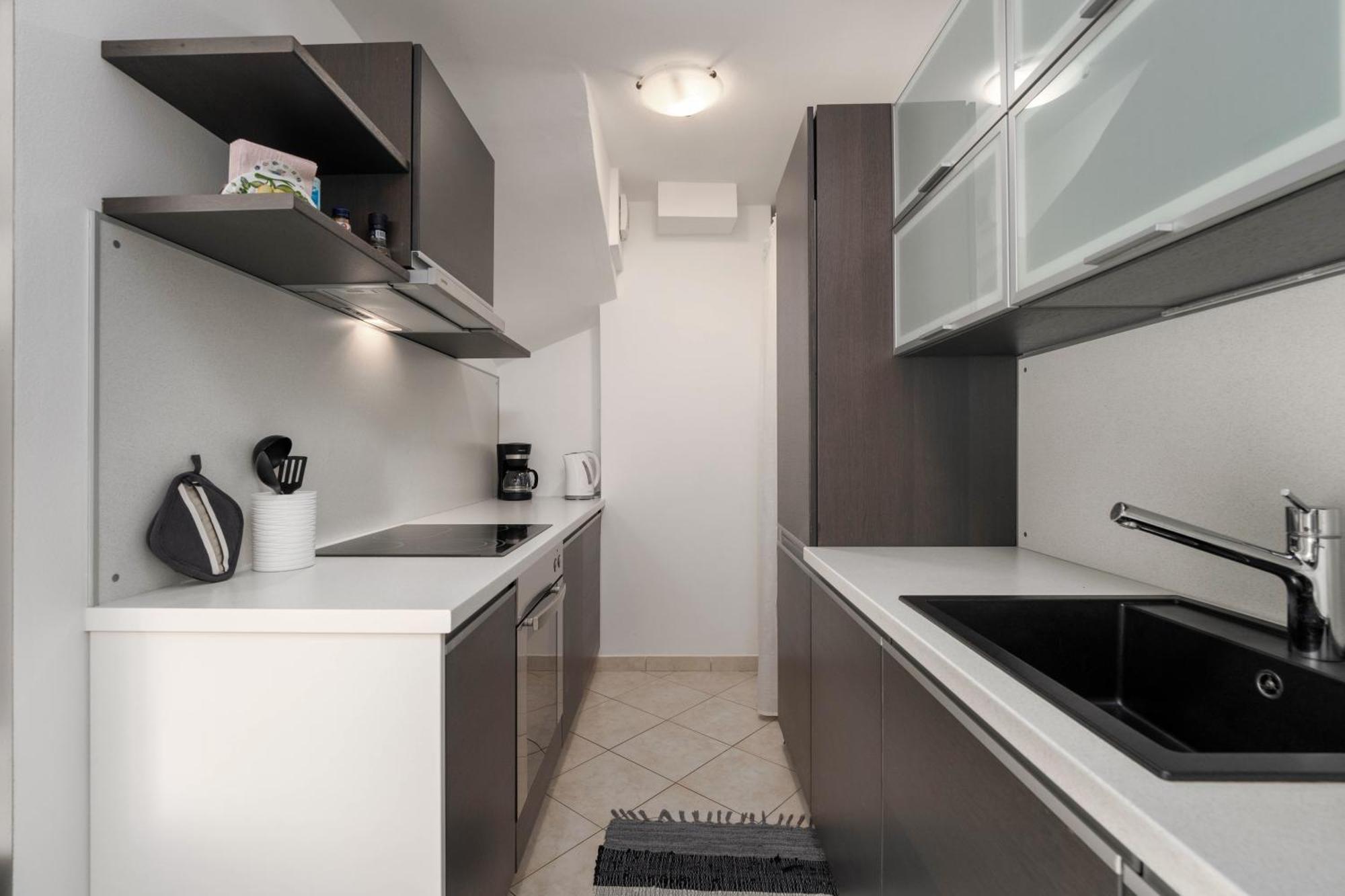 Degrassi Square Apartments (Adults Only) Vrsar Buitenkant foto