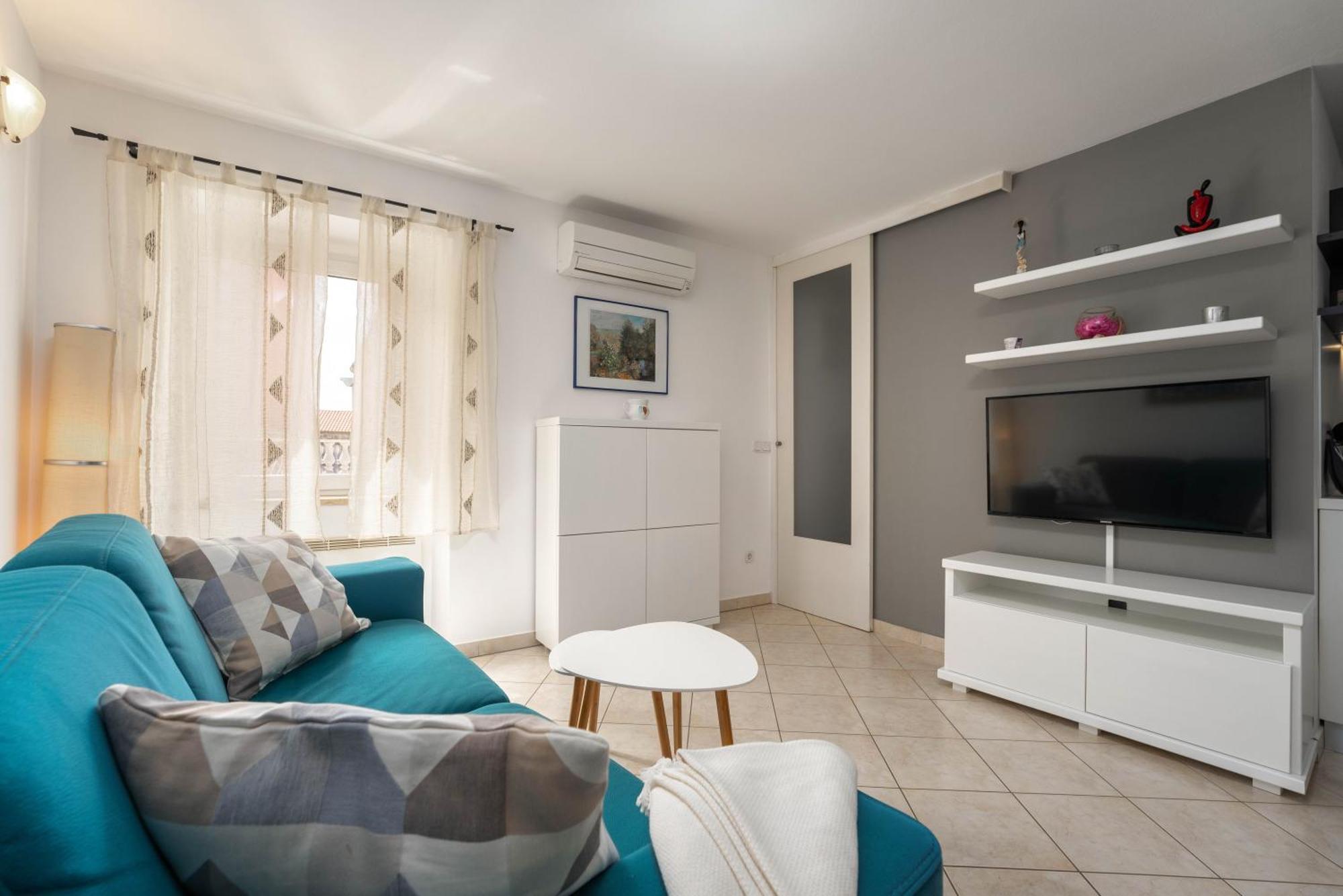 Degrassi Square Apartments (Adults Only) Vrsar Buitenkant foto