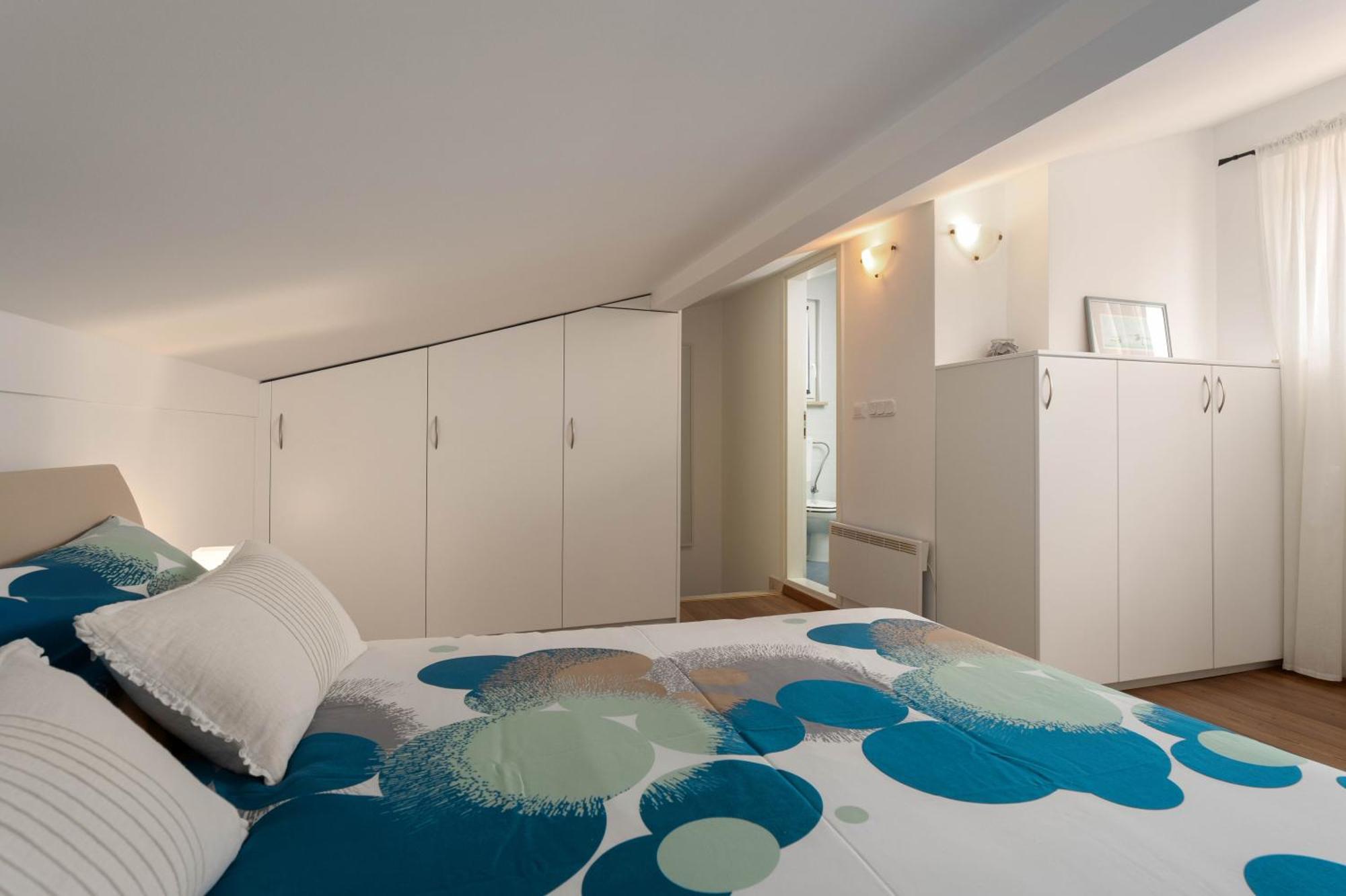 Degrassi Square Apartments (Adults Only) Vrsar Buitenkant foto