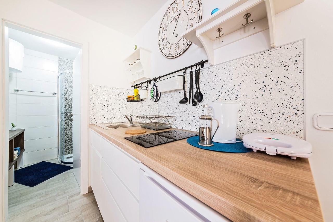 Degrassi Square Apartments (Adults Only) Vrsar Buitenkant foto
