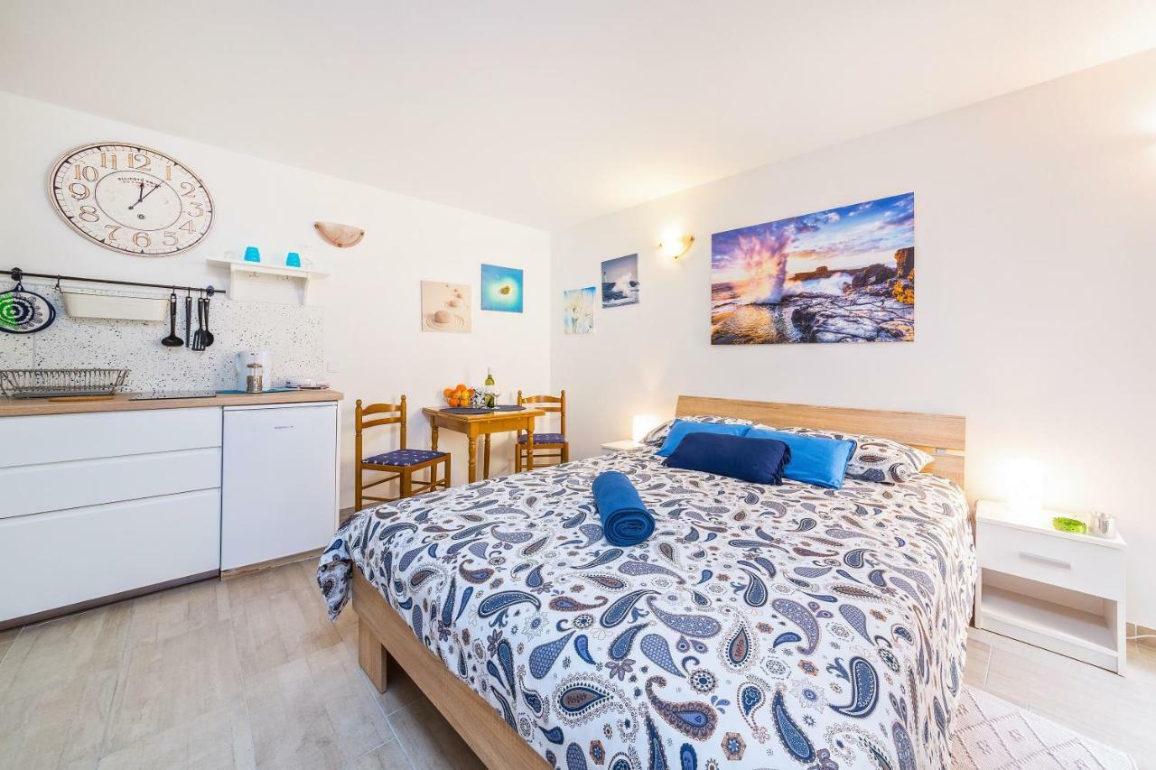 Degrassi Square Apartments (Adults Only) Vrsar Buitenkant foto