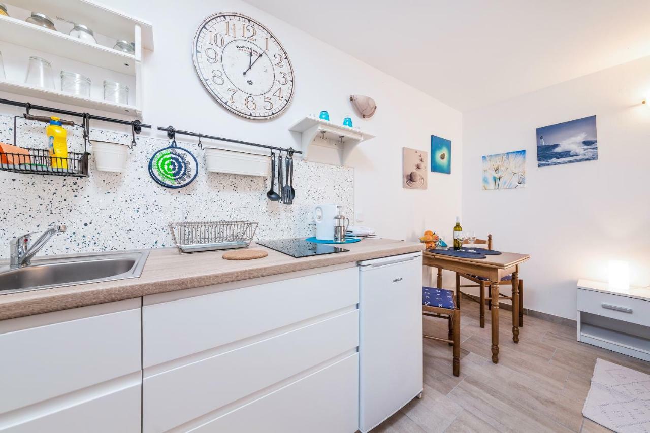 Degrassi Square Apartments (Adults Only) Vrsar Buitenkant foto