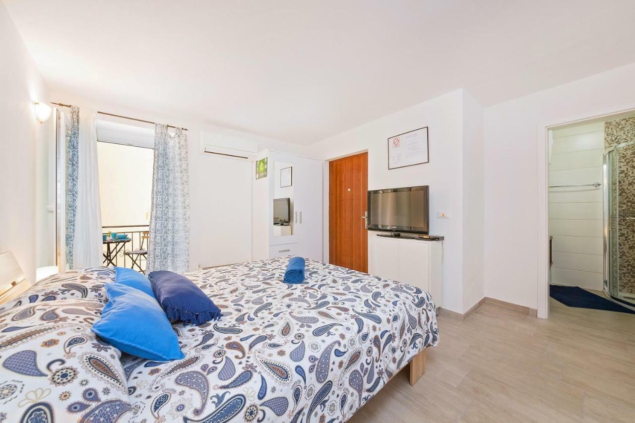 Degrassi Square Apartments (Adults Only) Vrsar Buitenkant foto