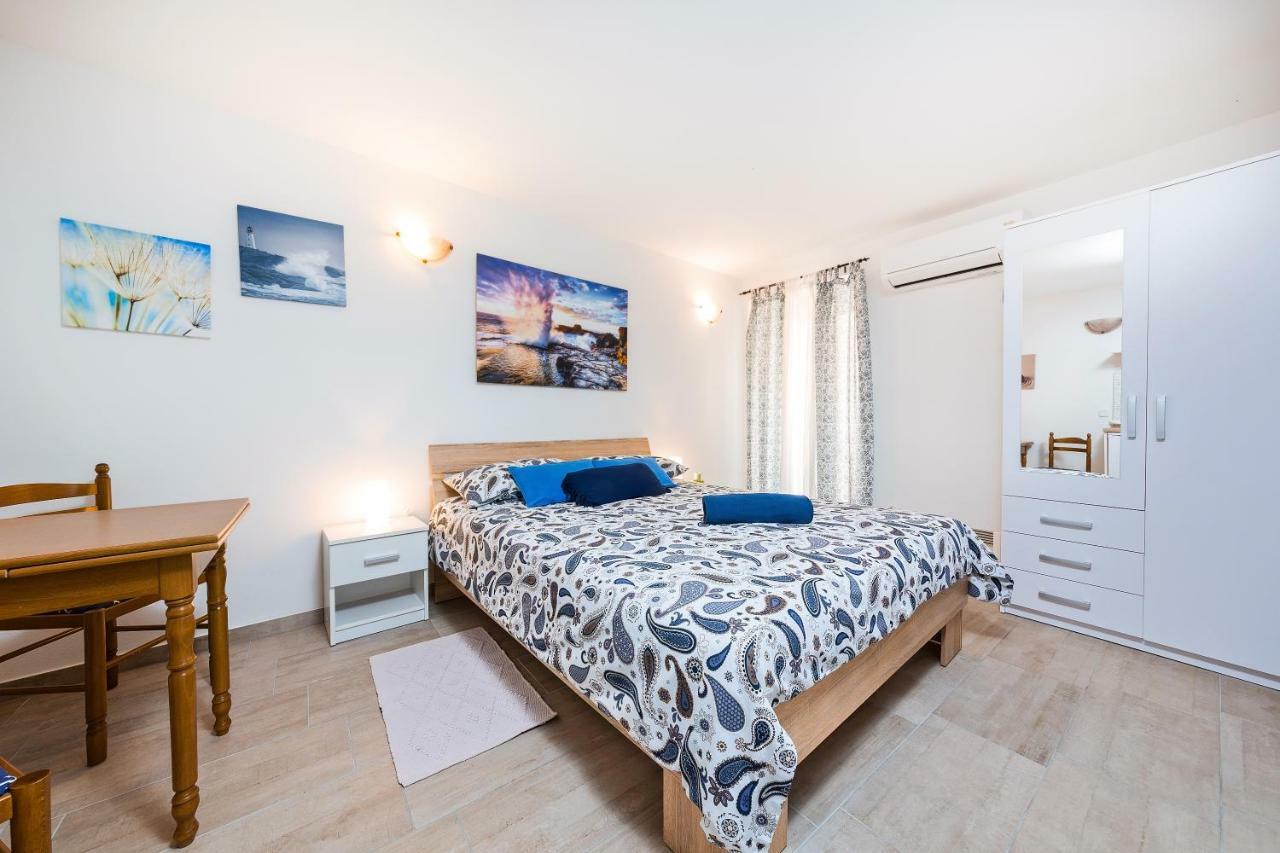 Degrassi Square Apartments (Adults Only) Vrsar Buitenkant foto