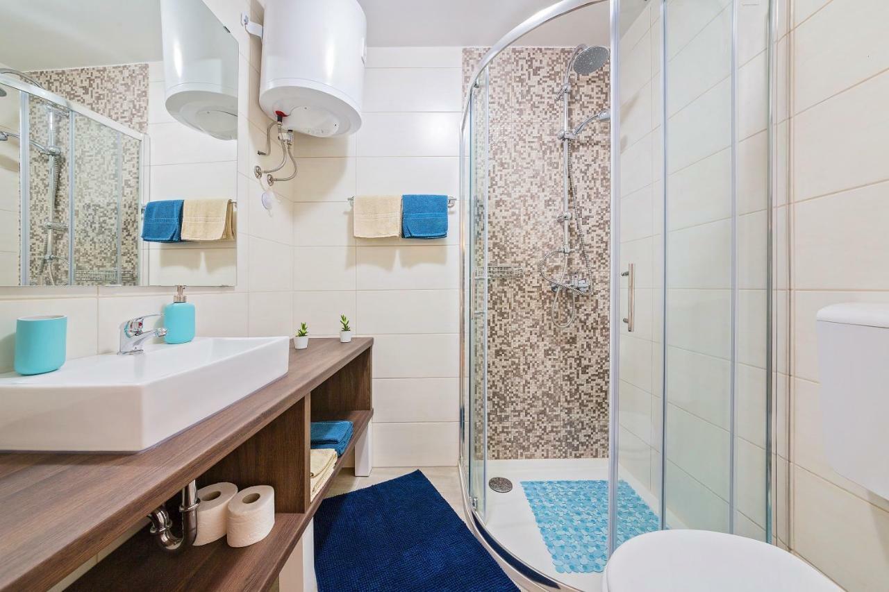 Degrassi Square Apartments (Adults Only) Vrsar Buitenkant foto