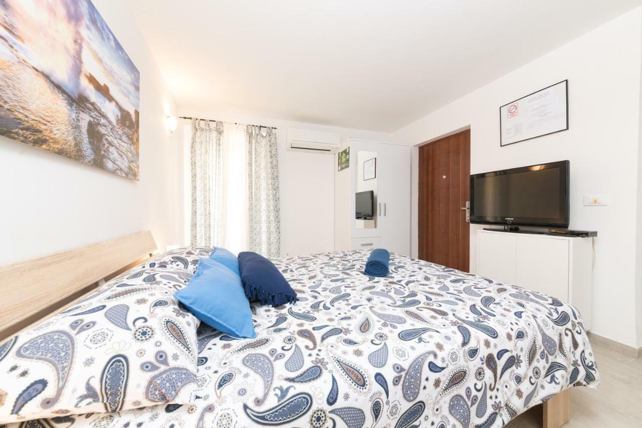 Degrassi Square Apartments (Adults Only) Vrsar Buitenkant foto