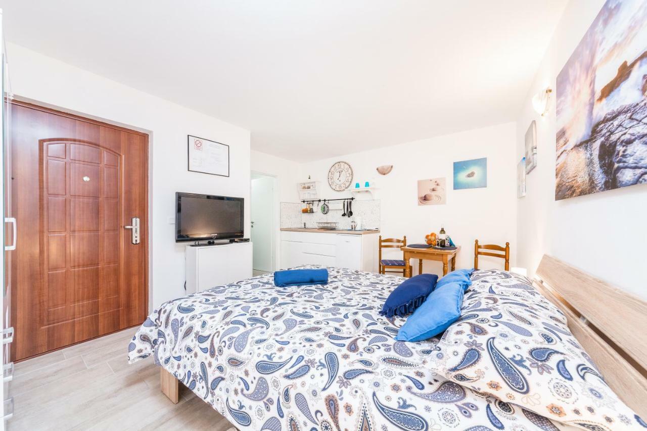 Degrassi Square Apartments (Adults Only) Vrsar Buitenkant foto