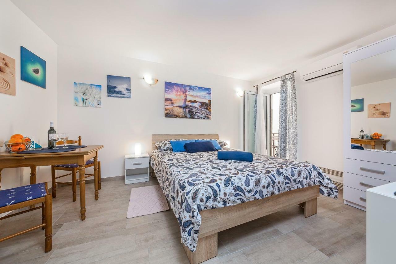 Degrassi Square Apartments (Adults Only) Vrsar Buitenkant foto